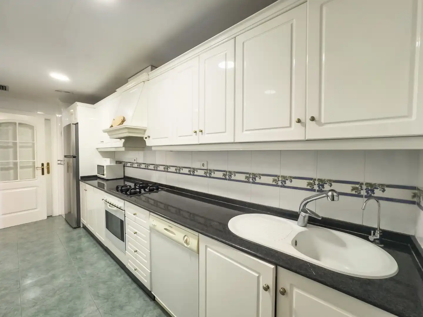 Cuina de Apartament de lloguer en Santa Pola amb Terrassa, Moblat i Forn