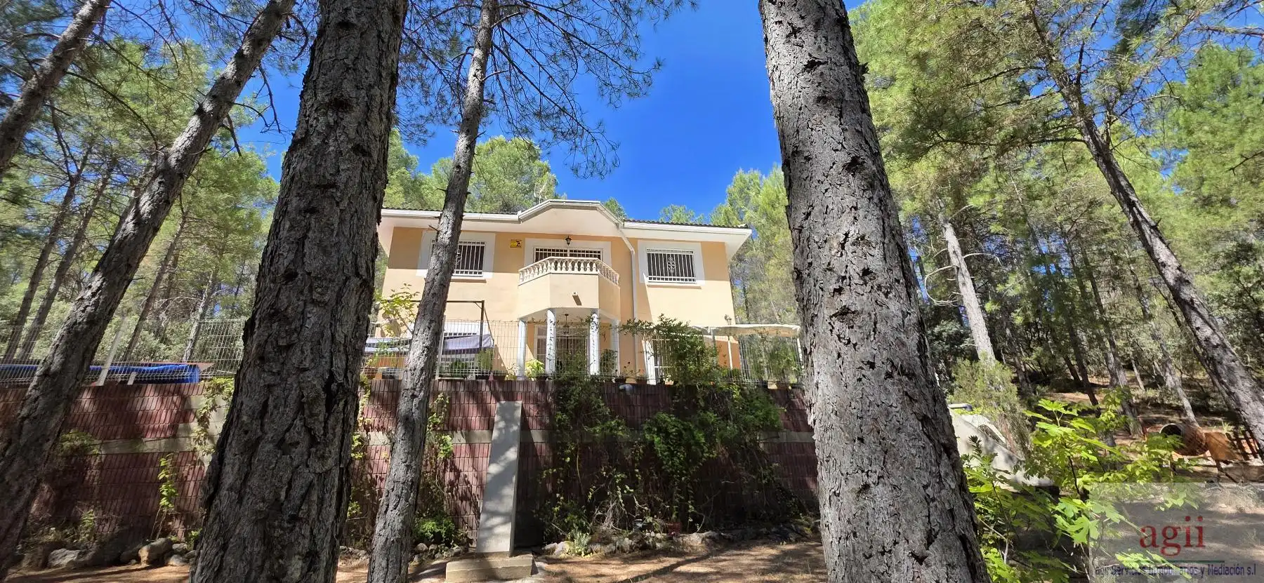 Vista exterior de Casa o xalet en venda en Trillo amb Calefacció, Terrassa i Balcó