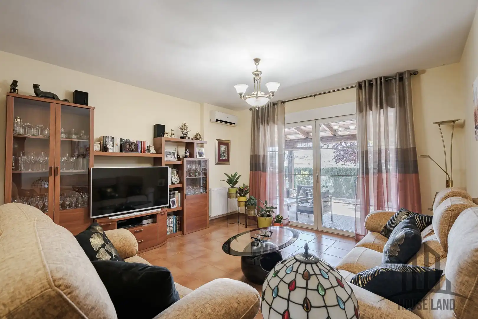 Sala de estar de Casa adosada en venta en El Casar con Aire acondicionado, Calefacción y Piscina comunitaria