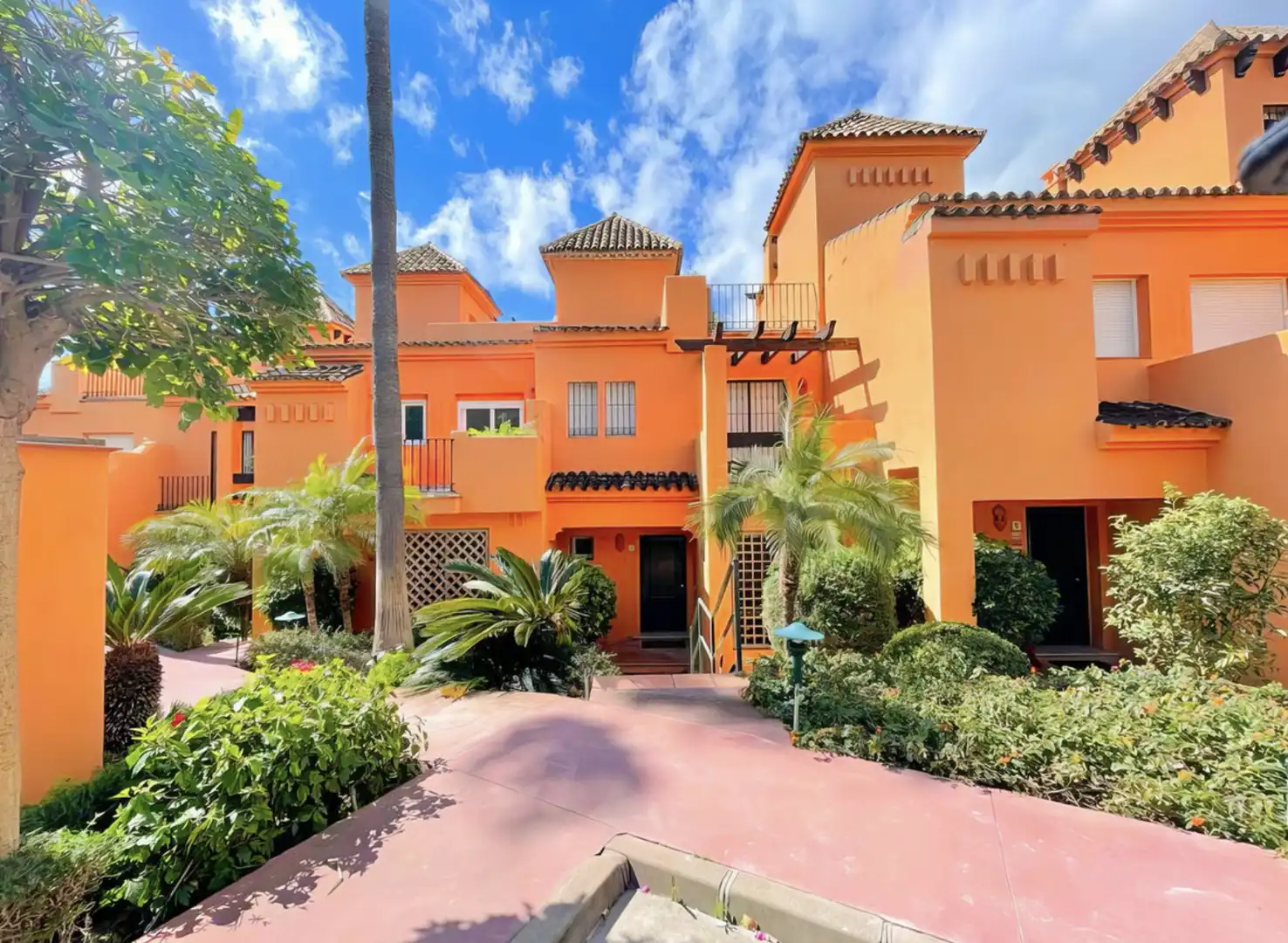 Vista exterior de Casa adosada en venta en Benahavís con Aire acondicionado, Calefacción y Jardín privado