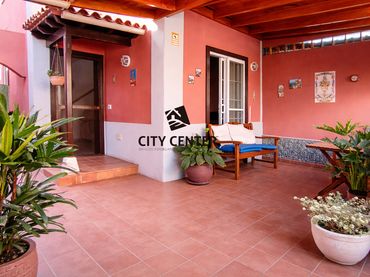 Casa con balcón en venta en Las Rosas