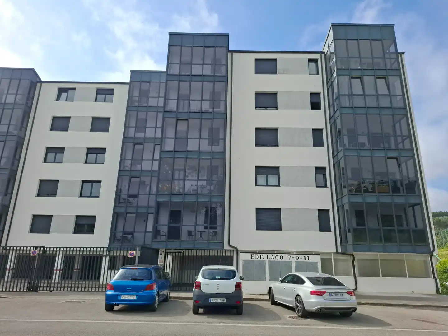 Vista exterior de Piso en venta en Viveiro con Terraza, Amueblado y Piscina comunitaria