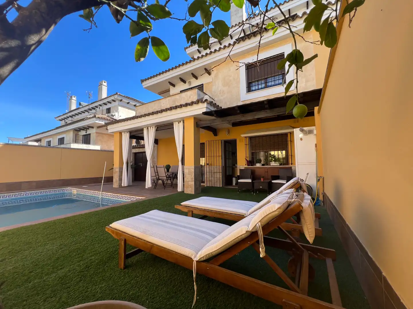 Vista exterior de Casa adosada en venda en Espartinas amb Aire condicionat, Calefacció i Jardí privat