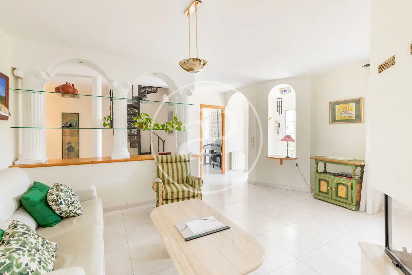 Sala d'estar de Casa o xalet en venda en Torrelodones amb Calefacció, Jardí privat i Traster