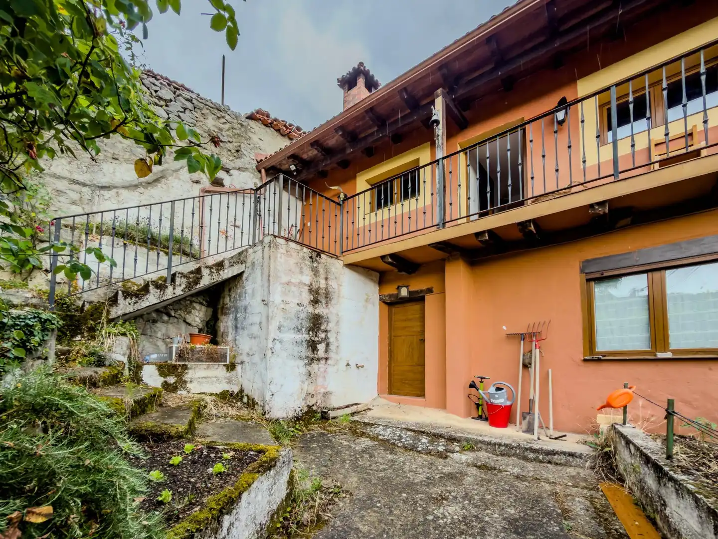 Vista exterior de Casa adosada en venta en Merindad de Valdeporres con Calefacción