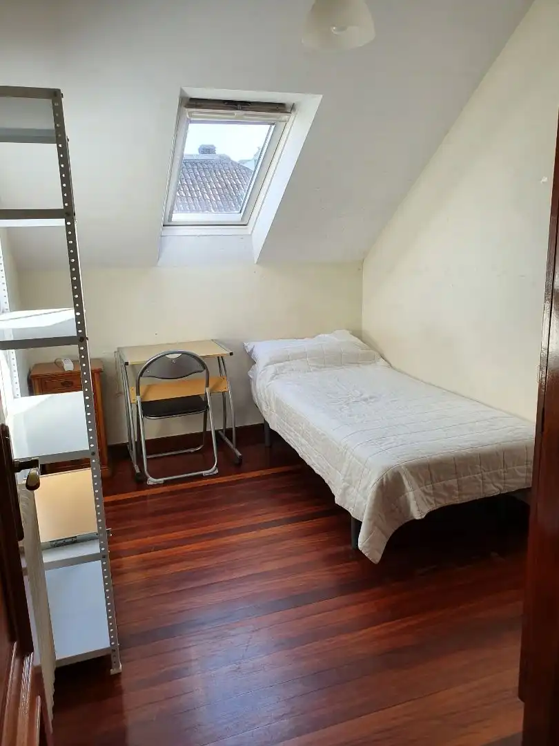 Habitación de Dúplex de alquiler en Santiago de Compostela  con Calefacción, Parquet y Amueblado