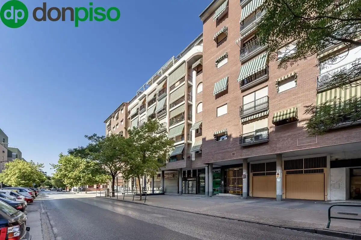 Außenansicht von Wohnung zum Verkauf in Granada mit Klimaanlage und Terrasse