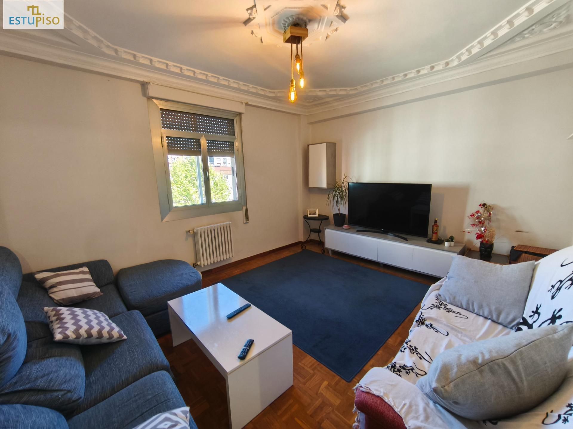 Sala d'estar de Pis en venda en Vitoria - Gasteiz amb Calefacció, Parquet i Traster