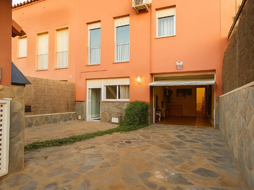 Exterior view of Single-family semi-detached for sale in Sant Sadurní d'Anoia  with Air Conditioner, Terrace and Oven