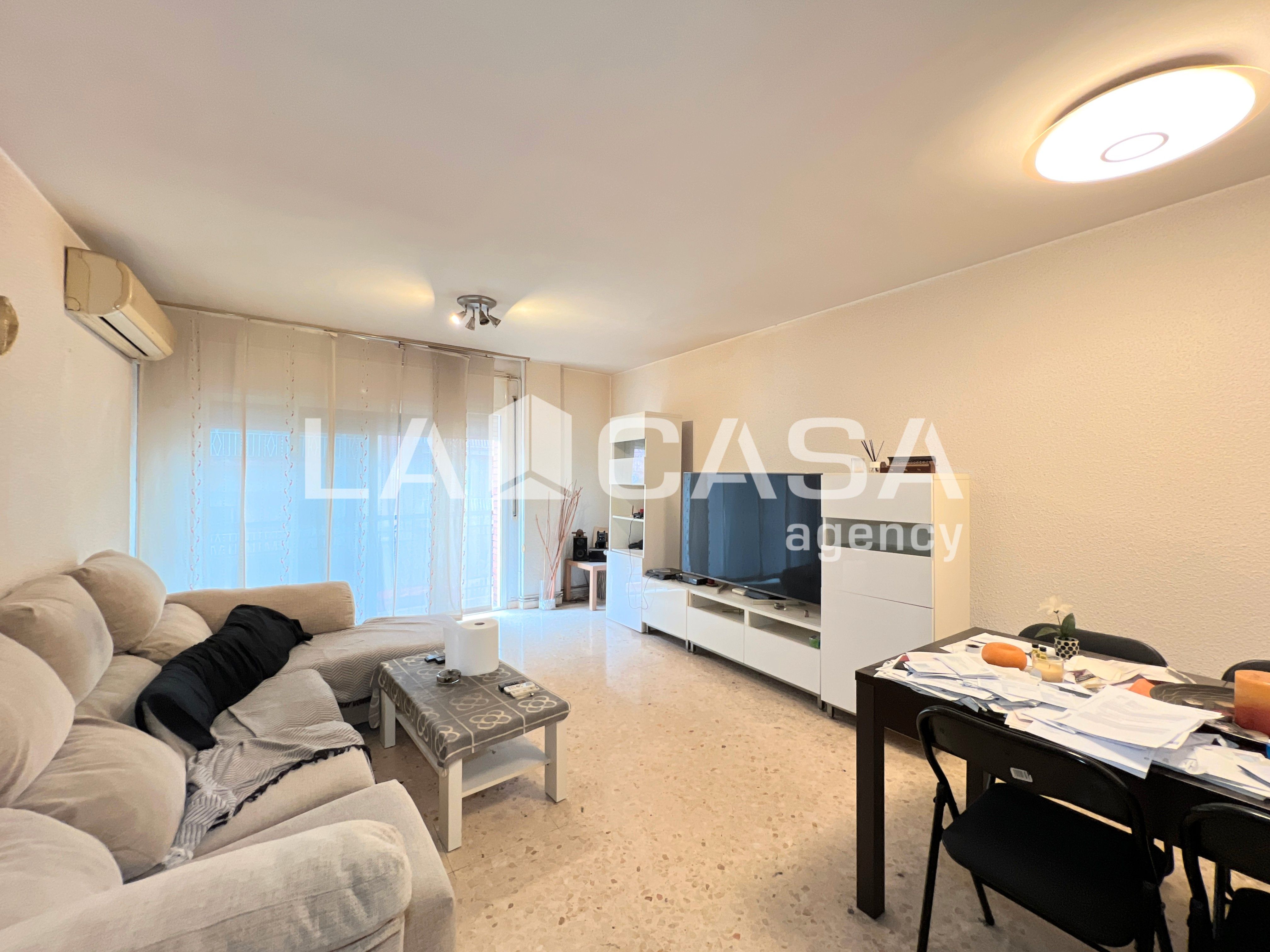 Sala d'estar de Pis en venda en Santa Coloma de Gramenet amb Balcó