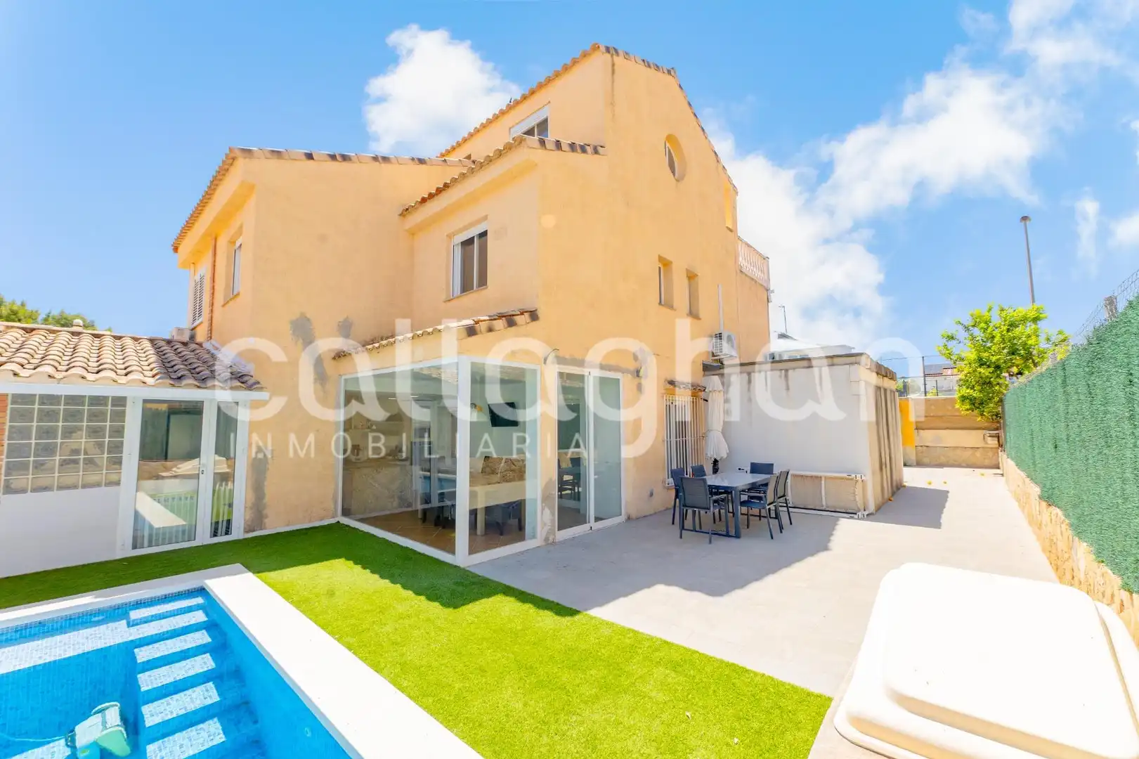 Piscina de Casa adosada en venda en La Pobla de Vallbona amb Aire condicionat, Jardí privat i Terrassa
