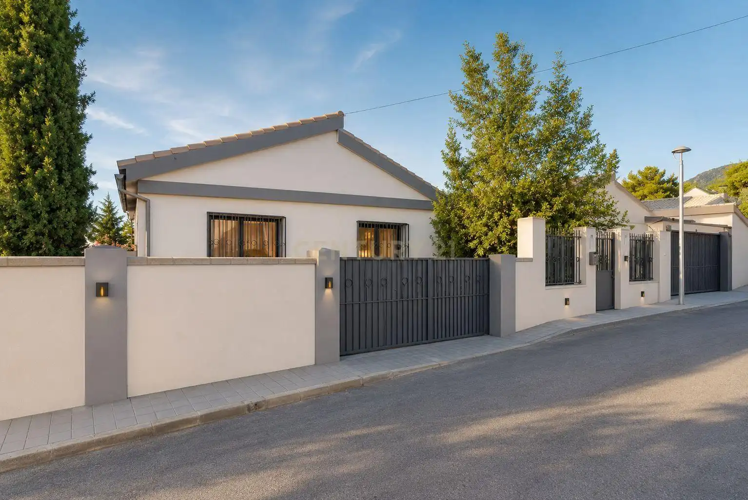 Vista exterior de Casa o xalet en venda en La Zubia amb Jardí privat i Traster