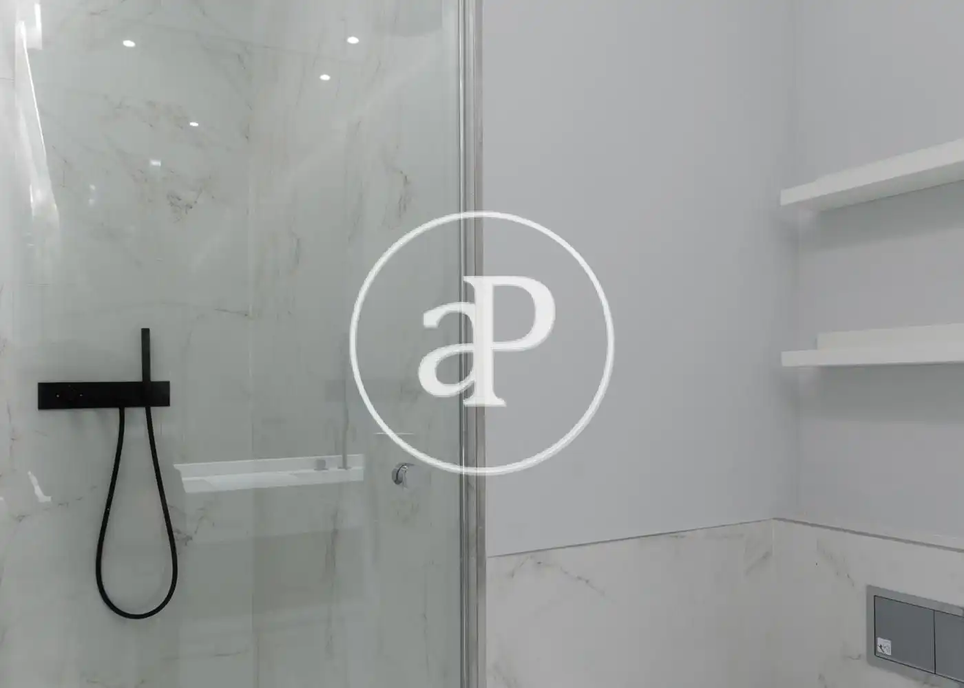 Badezimmer von Wohnung zur Miete in Madrid mit Klimaanlage, Heizung und Privatgarten