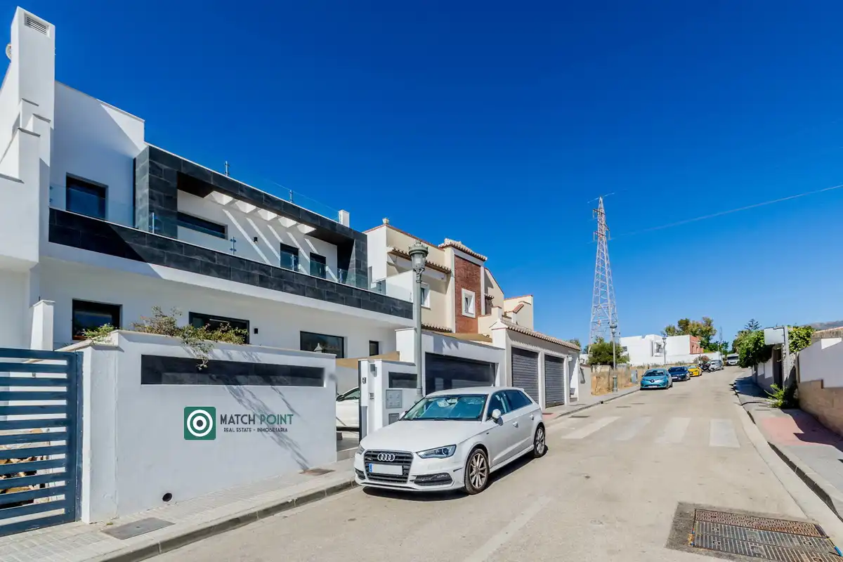 Vista exterior de Casa adosada en venda en Avda Pescia - Ctra de Frigiliana