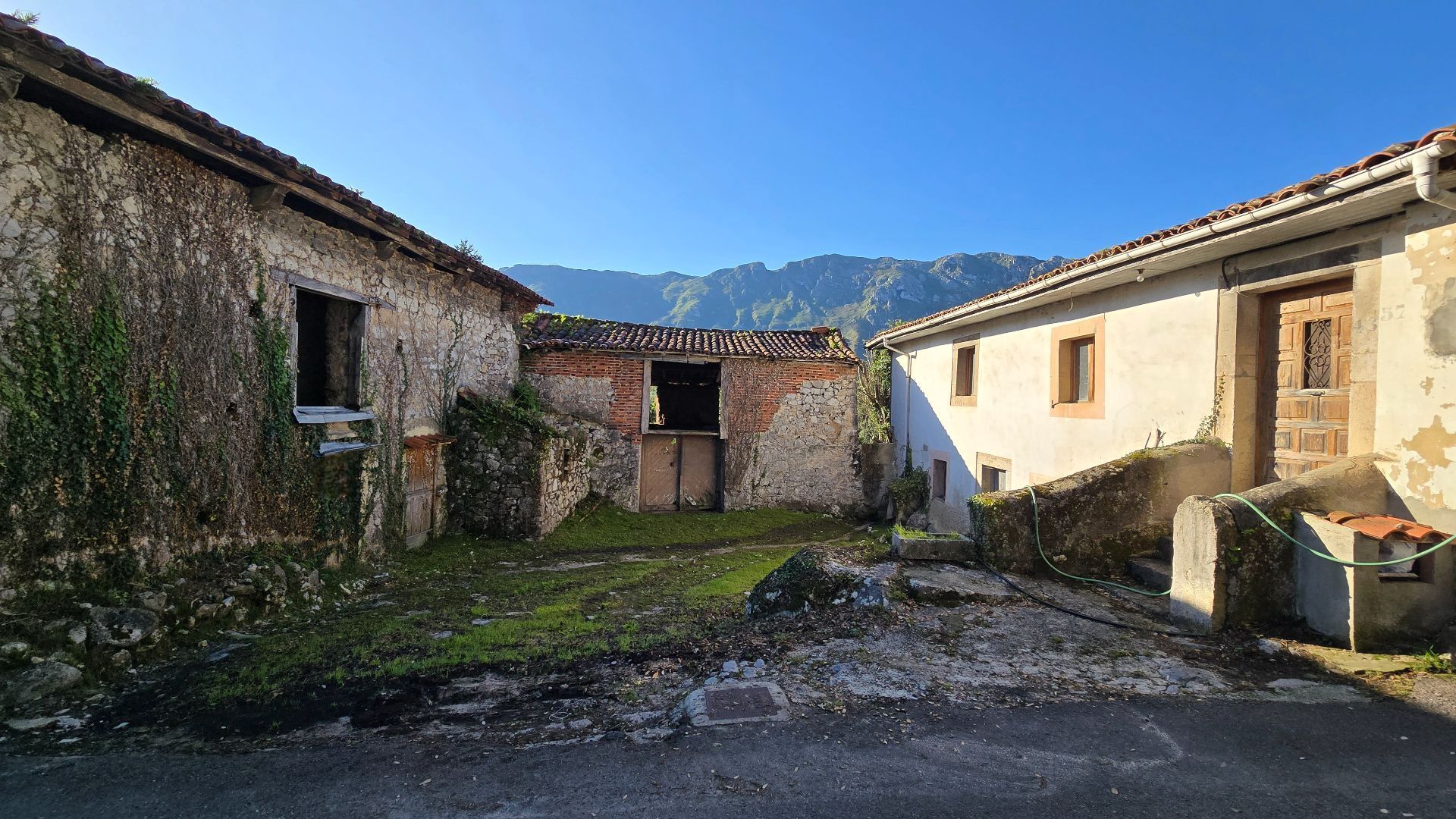 Vista exterior de Finca rústica en venda en Llanes amb Jardí privat