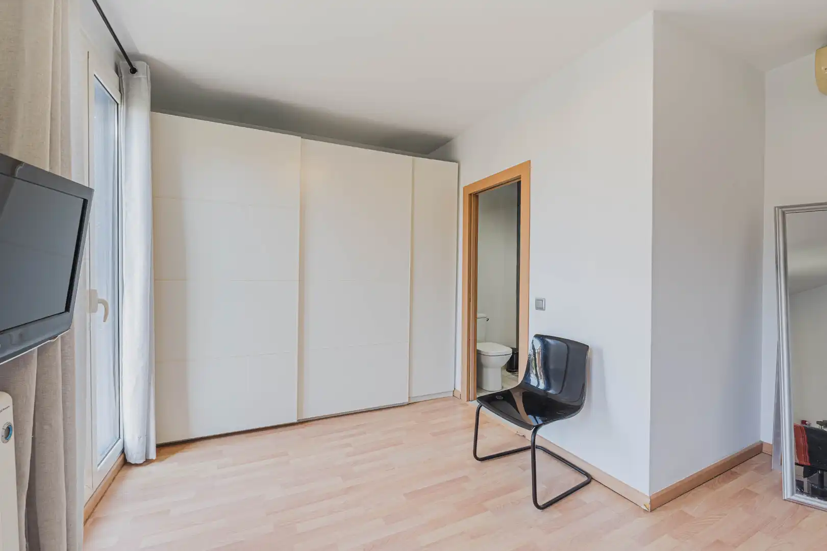 Schlafzimmer von Wohnung zum Verkauf in Barcelona mit Klimaanlage, Heizung und Ofen