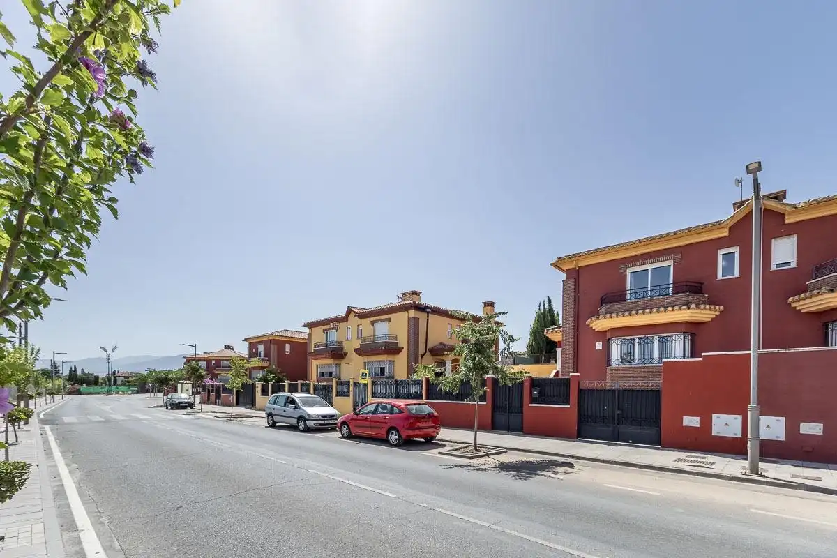 Vista exterior de Casa adosada en venda en Alhendín amb Aire condicionat, Calefacció i Jardí privat