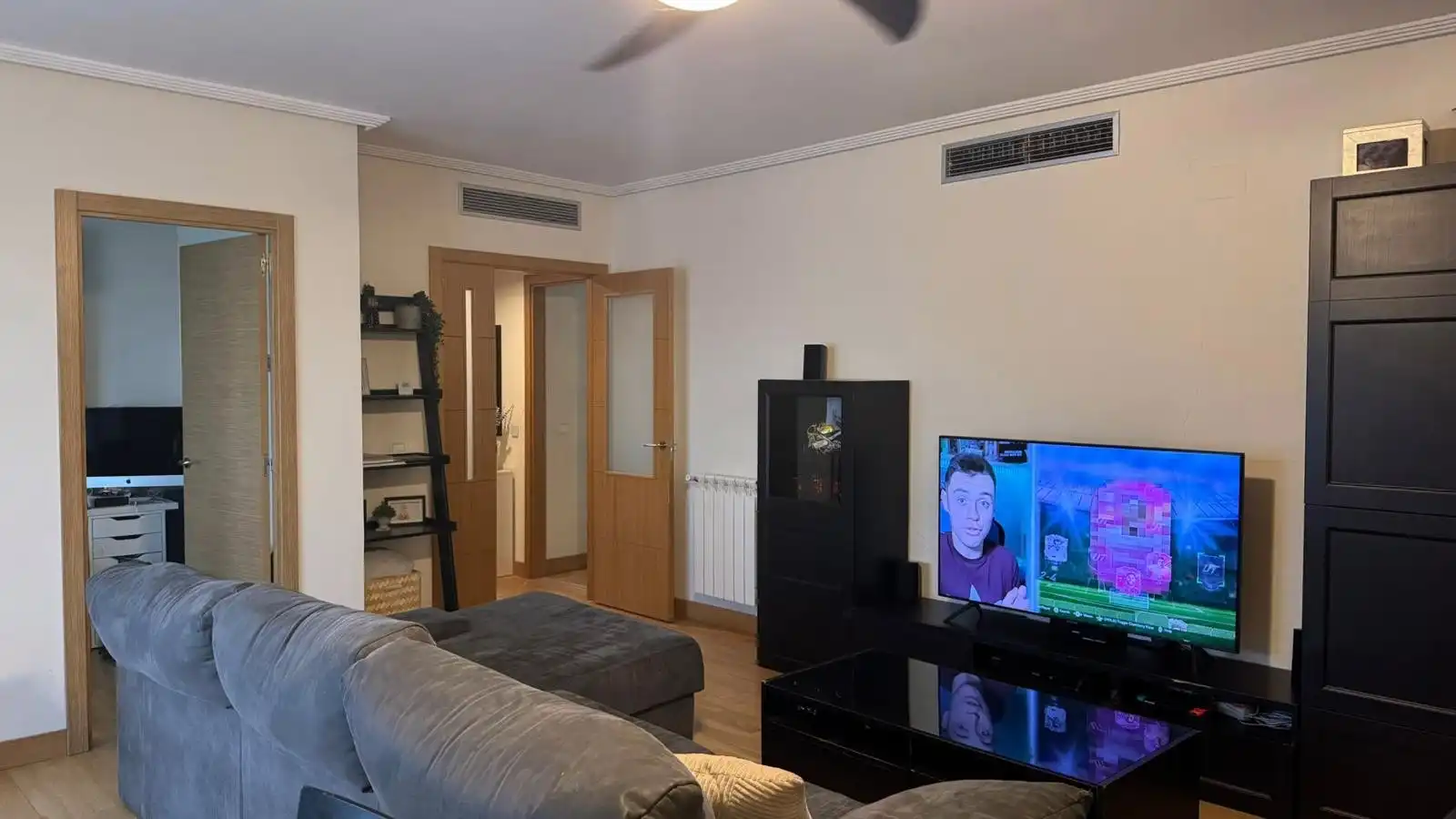 Living room of Flat for sale in Tres Cantos  with Heating, Parquet flooring and Terrace