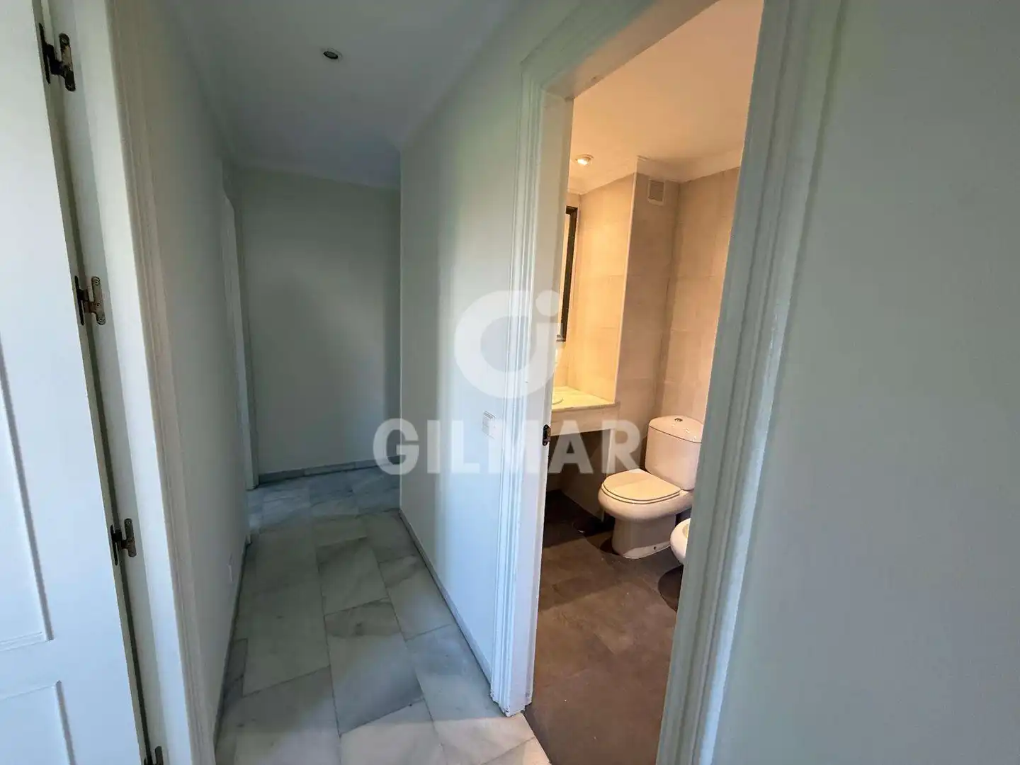 Badezimmer von Wohnung zur Miete in Sevilla mit Klimaanlage, Ofen und Waschmaschine