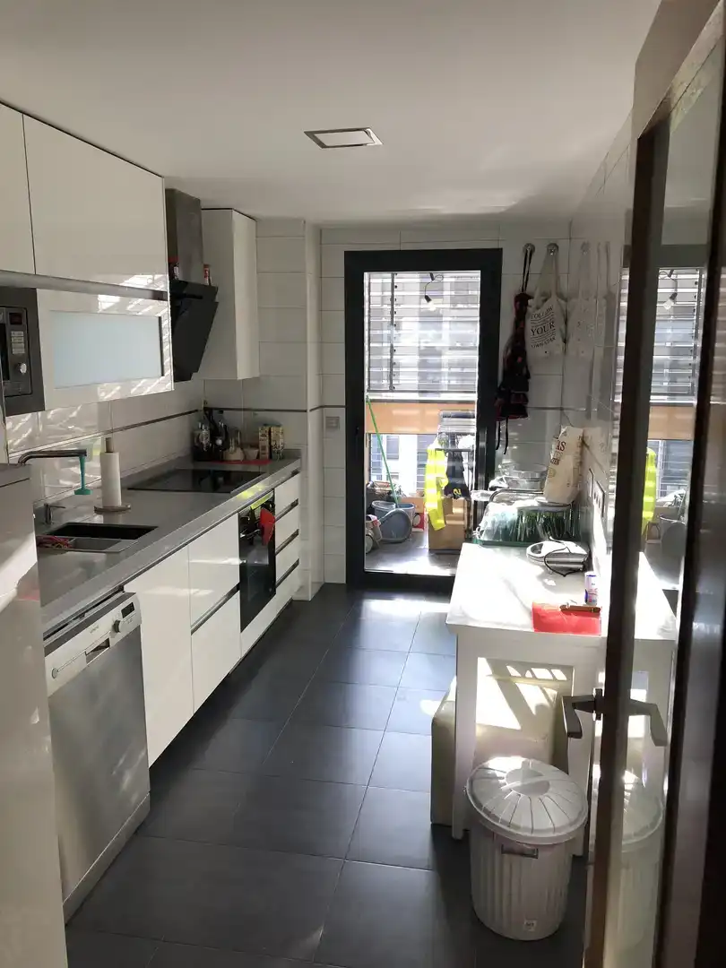 Cocina de Piso para compartir en Madrid con Parquet, Piscina y Amueblado