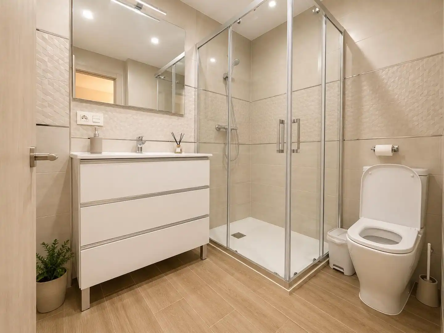 Bathroom of Flat for sale in Granada  with Air Conditioner, Heating and Terrace