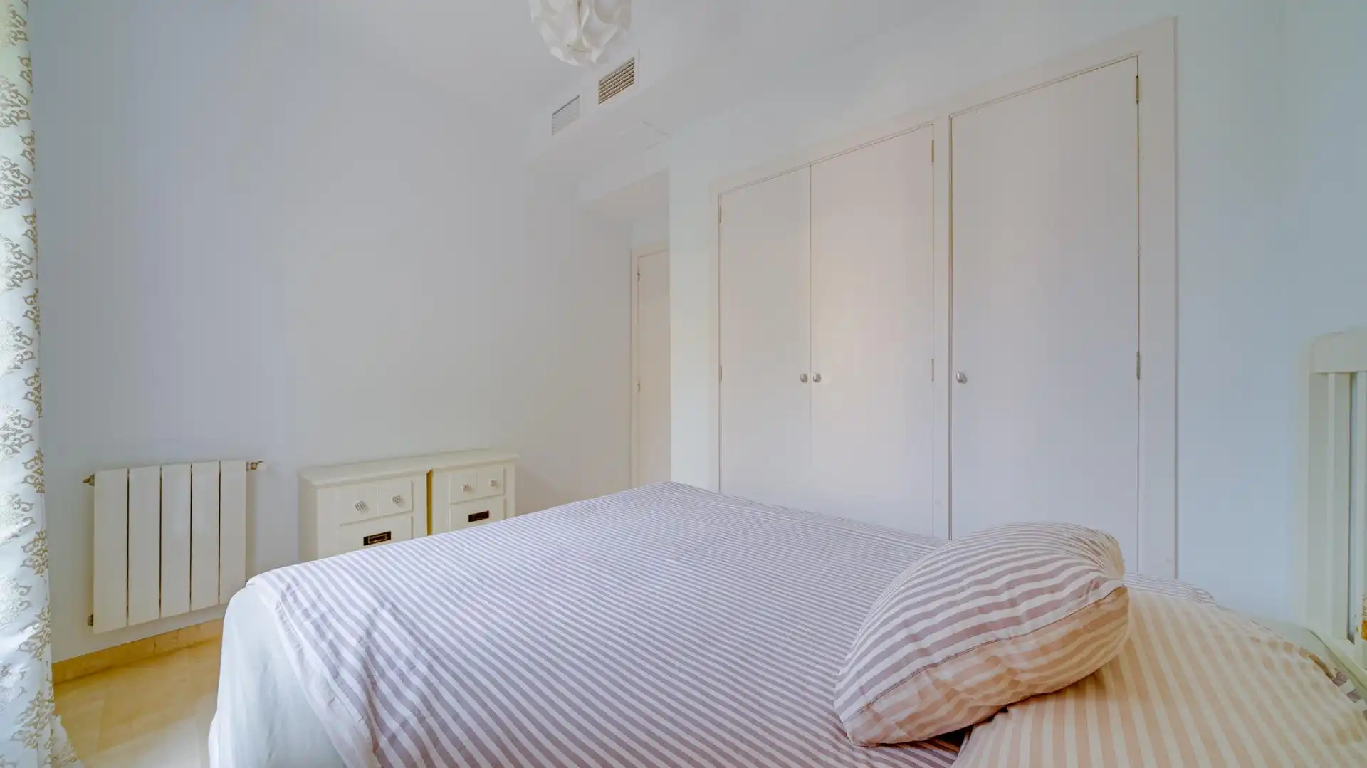 Schlafzimmer von Haus oder Chalet zum Verkauf in Finestrat mit Klimaanlage, Heizung und Privatgarten