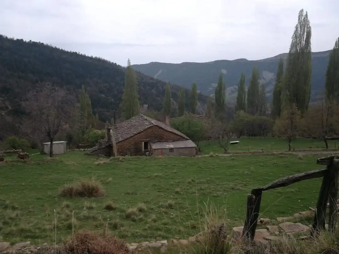 Casa rústica amb jardí en venda a Calle Única 1