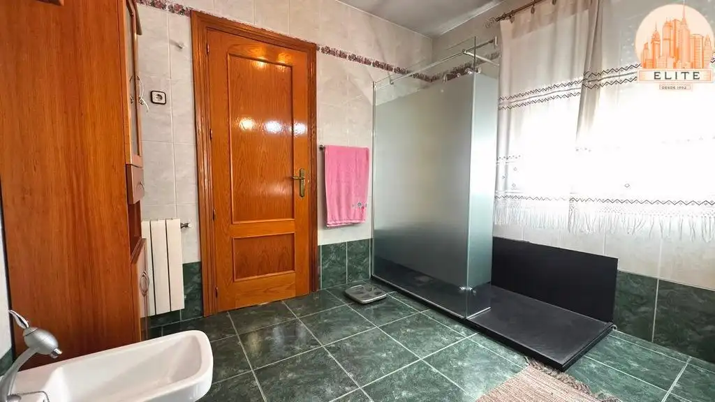 Baño de Casa adosada en venta en Torrejón de la Calzada con Aire acondicionado, Calefacción y Jardín privado