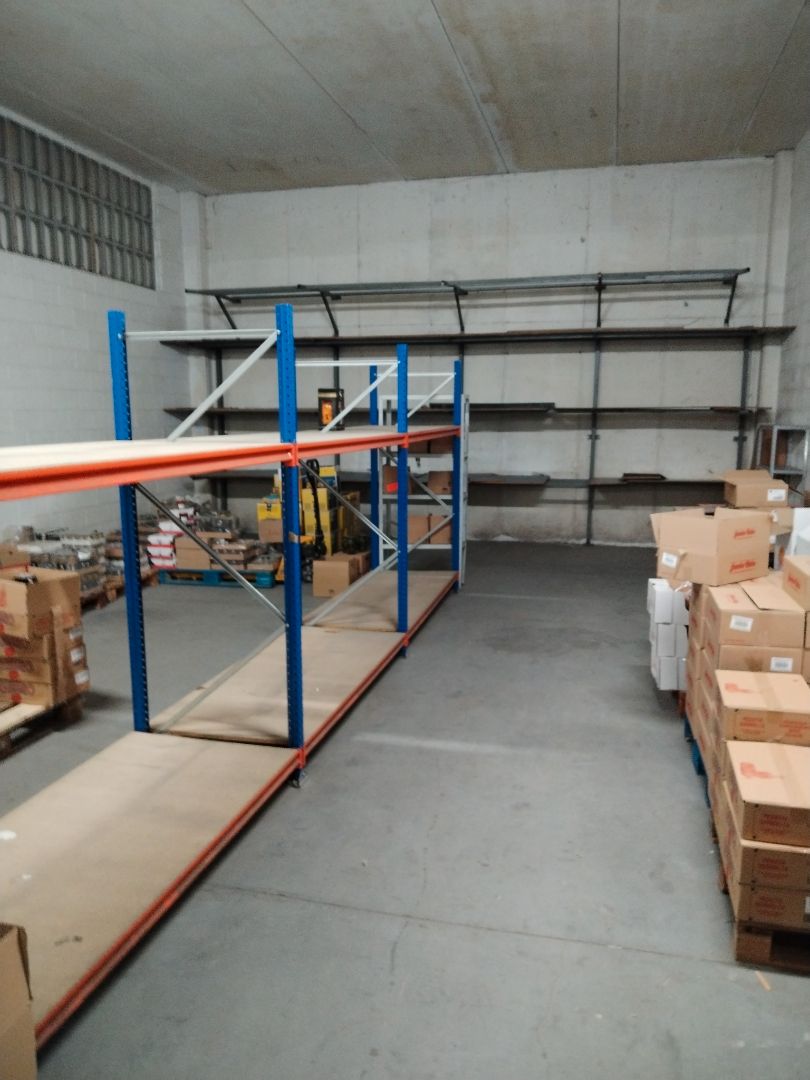 Industrial buildings to rent in Almeiras