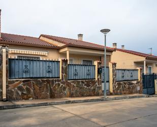 Exterior view of Single-family semi-detached for sale in Espinosa de Henares