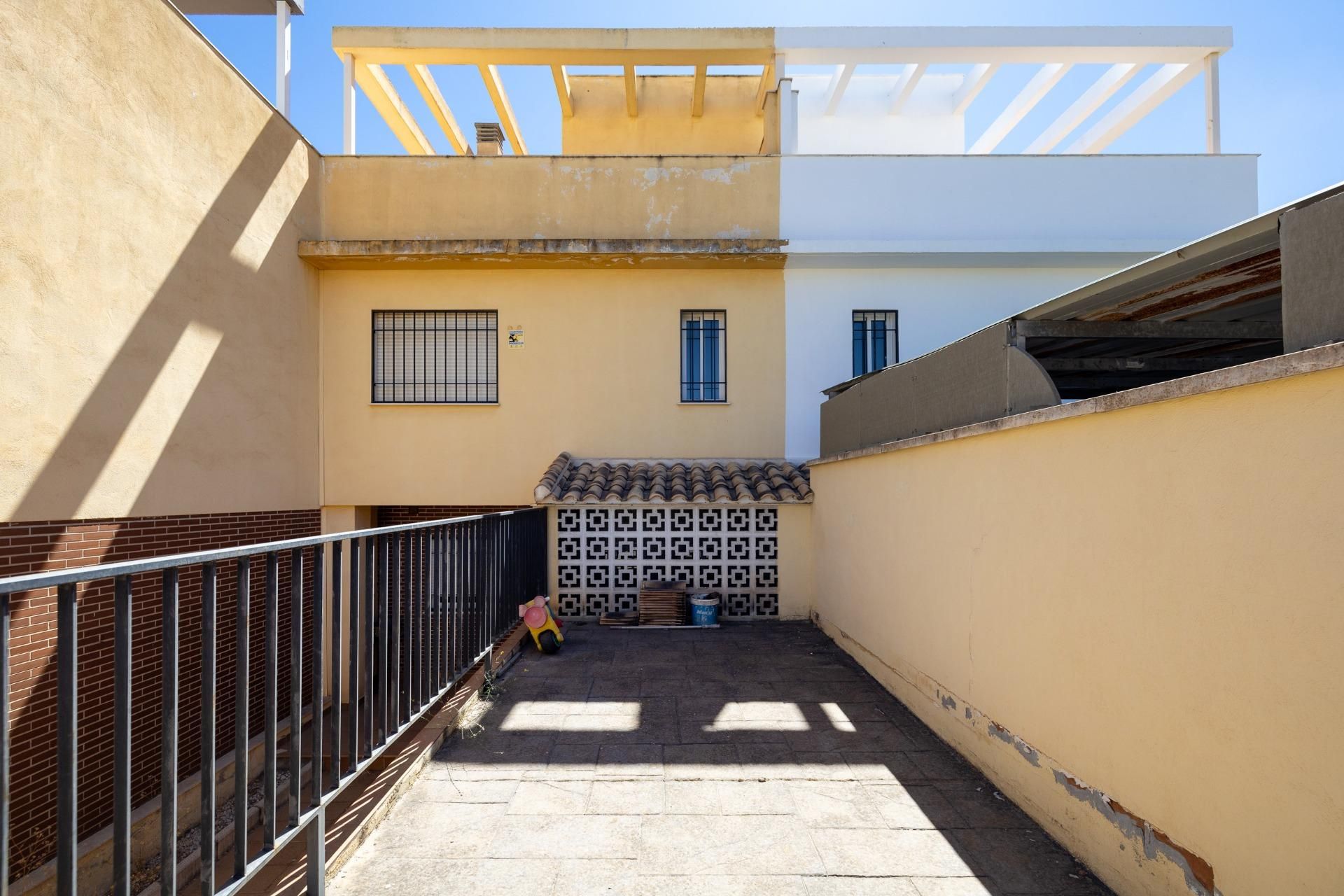 Vista exterior de Casa adosada en venda en Las Gabias amb Calefacció, Jardí privat i Terrassa