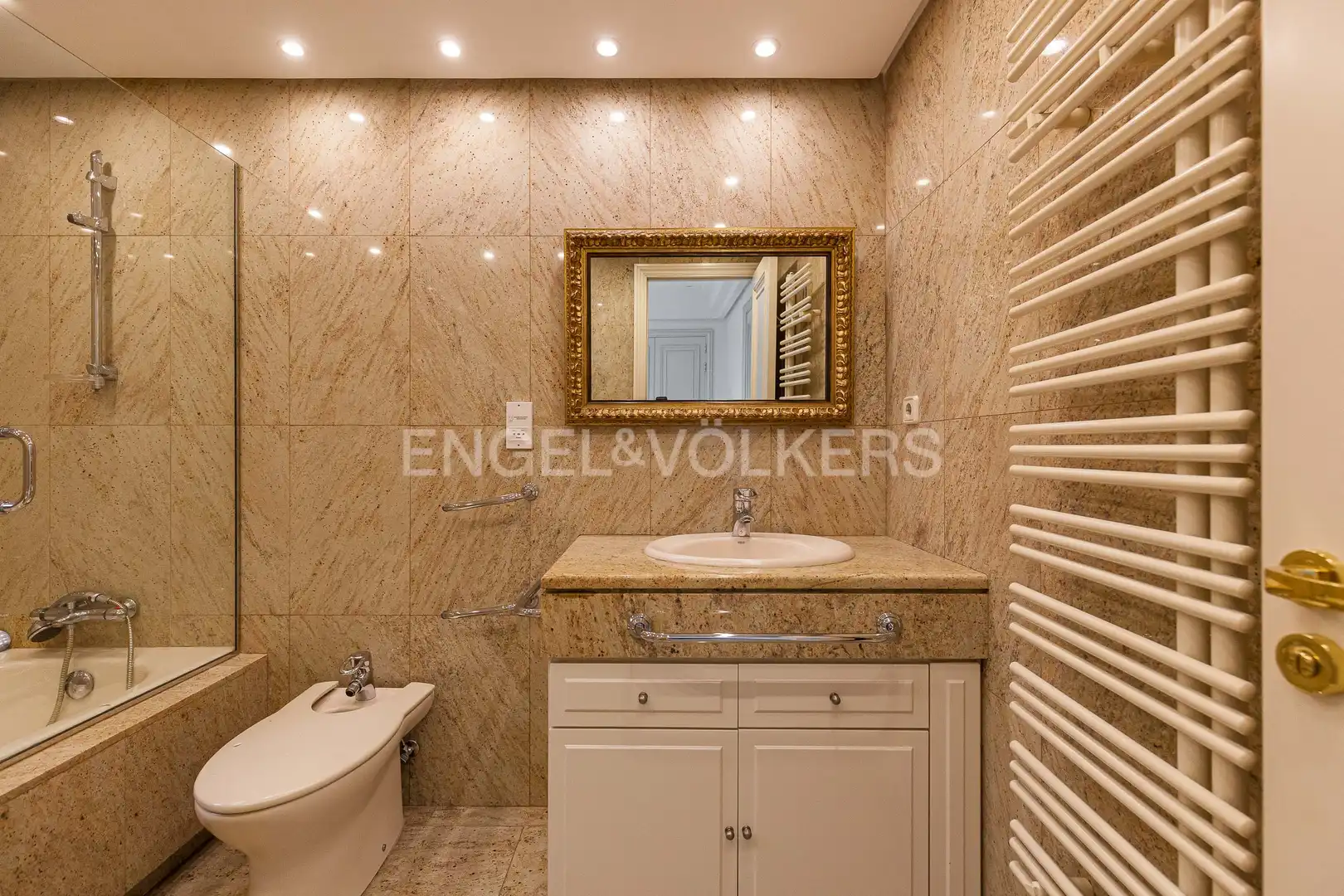 Badezimmer von Wohnung zur Miete in Madrid mit Klimaanlage, Heizung und Privatgarten