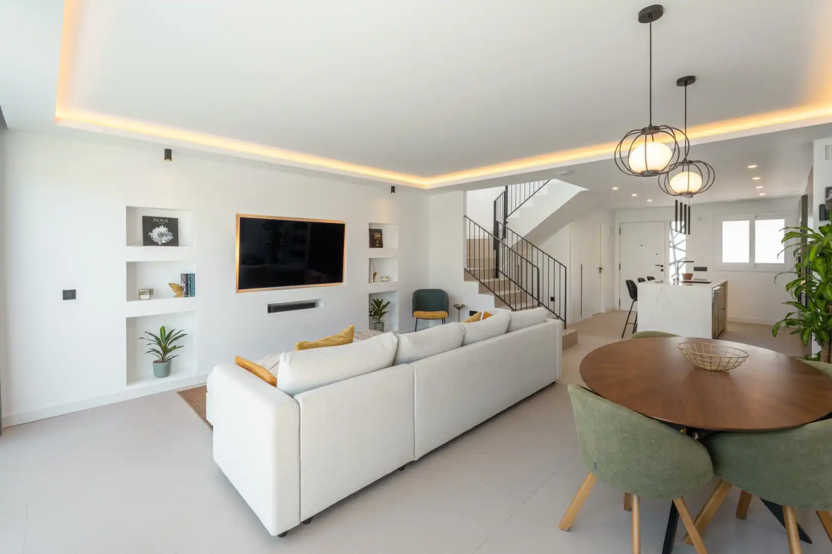 Wohnzimmer von Einfamilien-Reihenhaus zum Verkauf in Marbella mit Klimaanlage, Heizung und Privatgarten