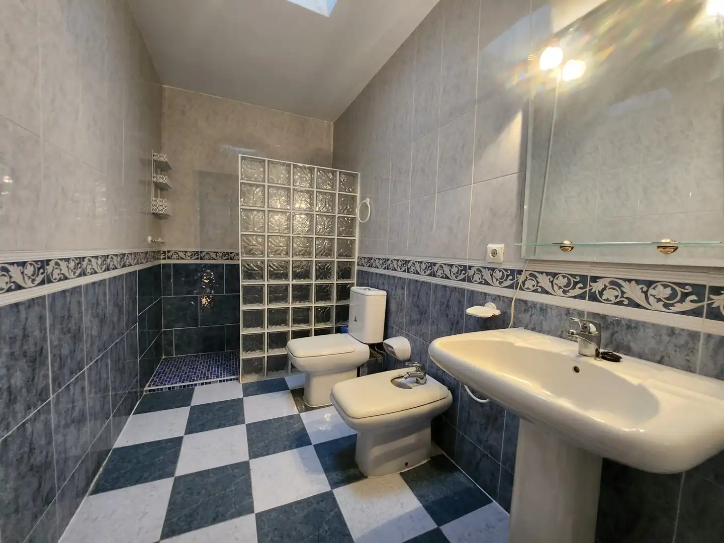 Badezimmer von Einfamilien-Reihenhaus zum Verkauf in Alcalá de Guadaira mit Klimaanlage, Terrasse und Abstellraum