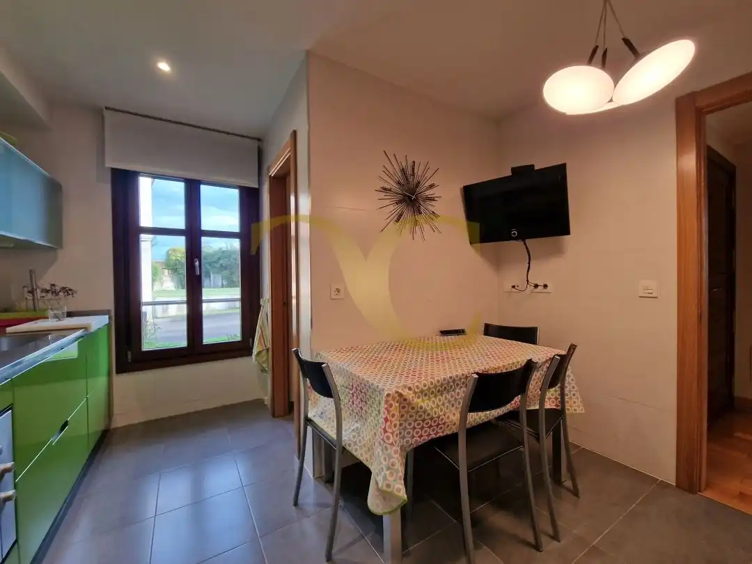 Menjador de Casa o xalet en venda en Llanes amb Calefacció, Jardí privat i Terrassa