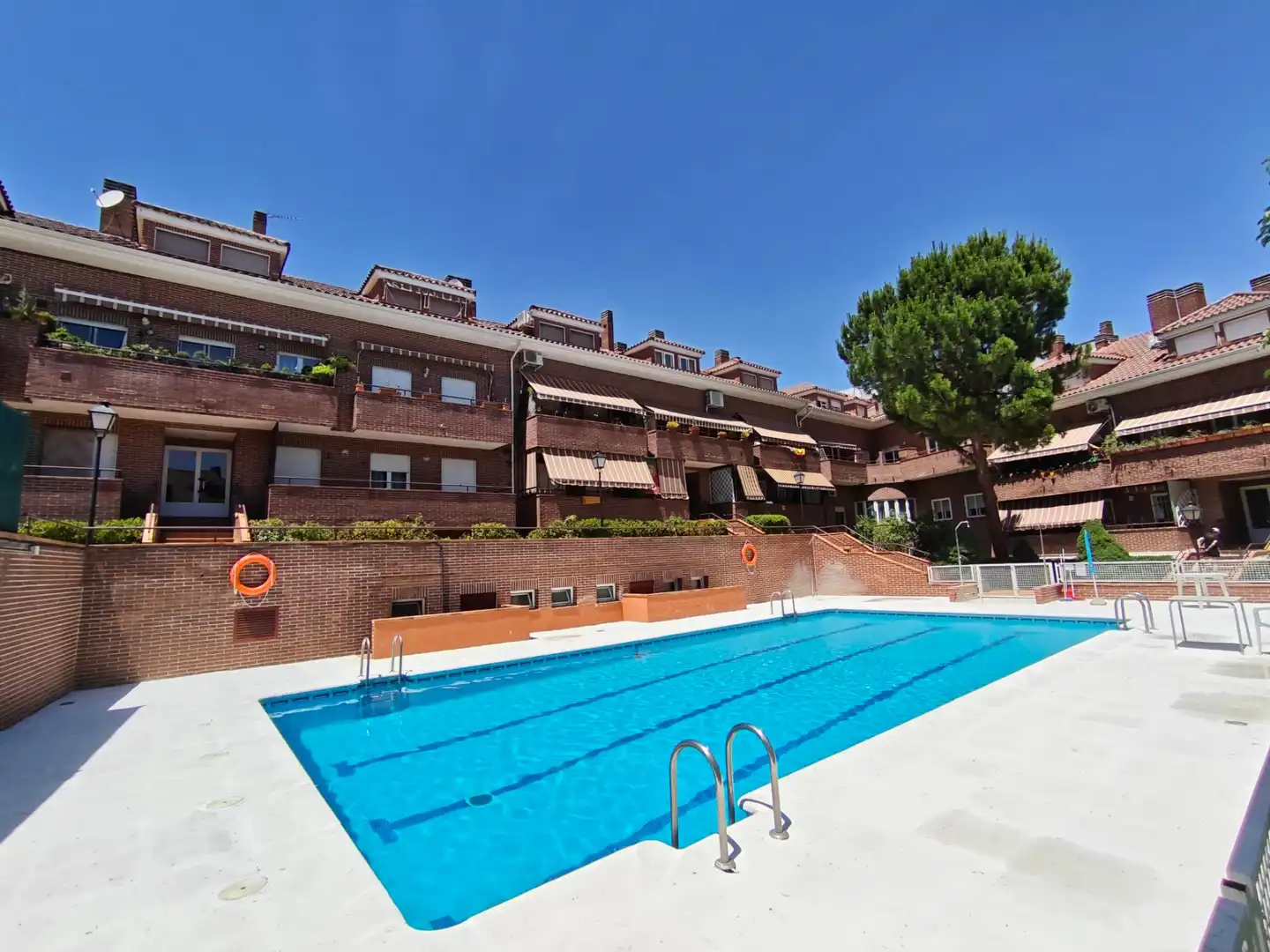 Piscina de Dúplex en venda en Sevilla la Nueva amb Aire condicionat, Calefacció i Jardí privat