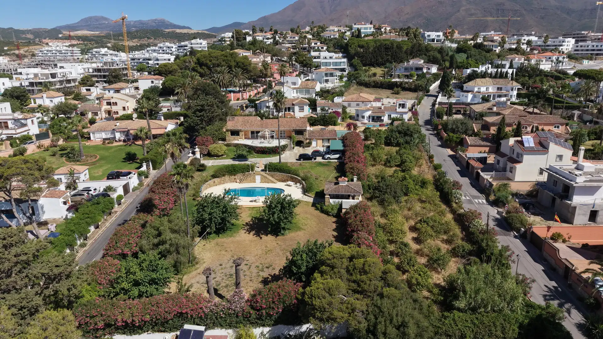 Villa con piscina in vendita a 18 Avenida del Fuego