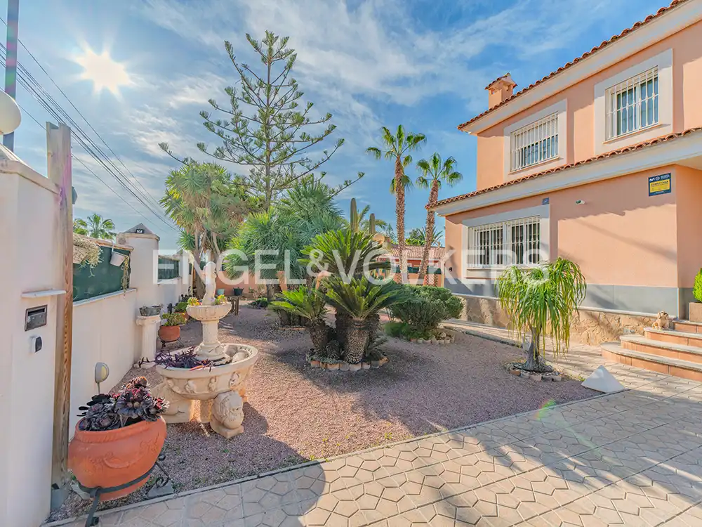 Exterior view of Houses for sale in San Vicente del Raspeig / Sant Vicent del Raspeig  with Air Conditioner, Heating and Private garden