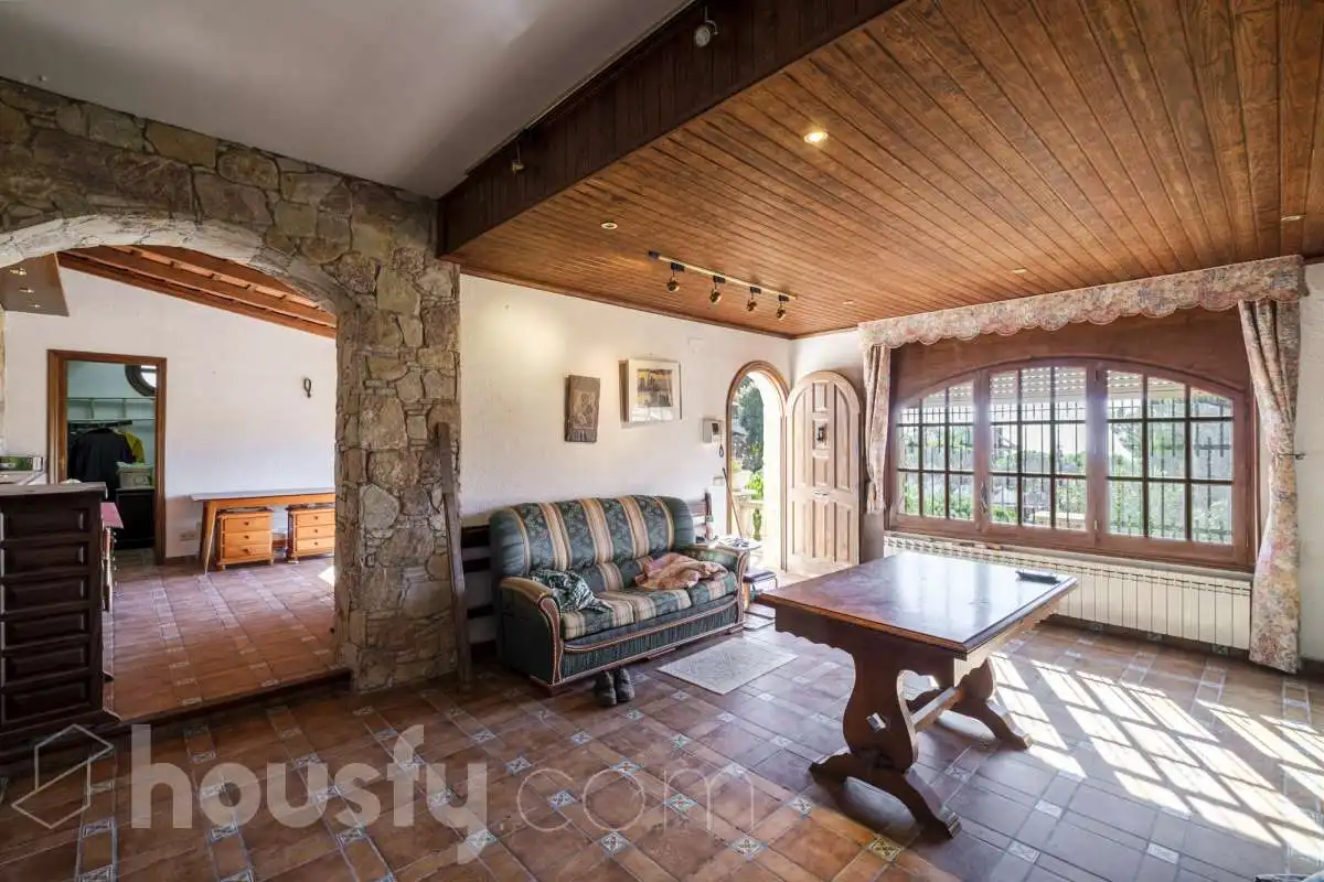 Detached house with pool for sale in Calle Bergueda .