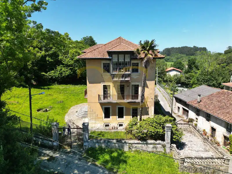 Vista exterior de Casa o xalet en venda en Llanes amb Jardí privat, Terrassa i Traster