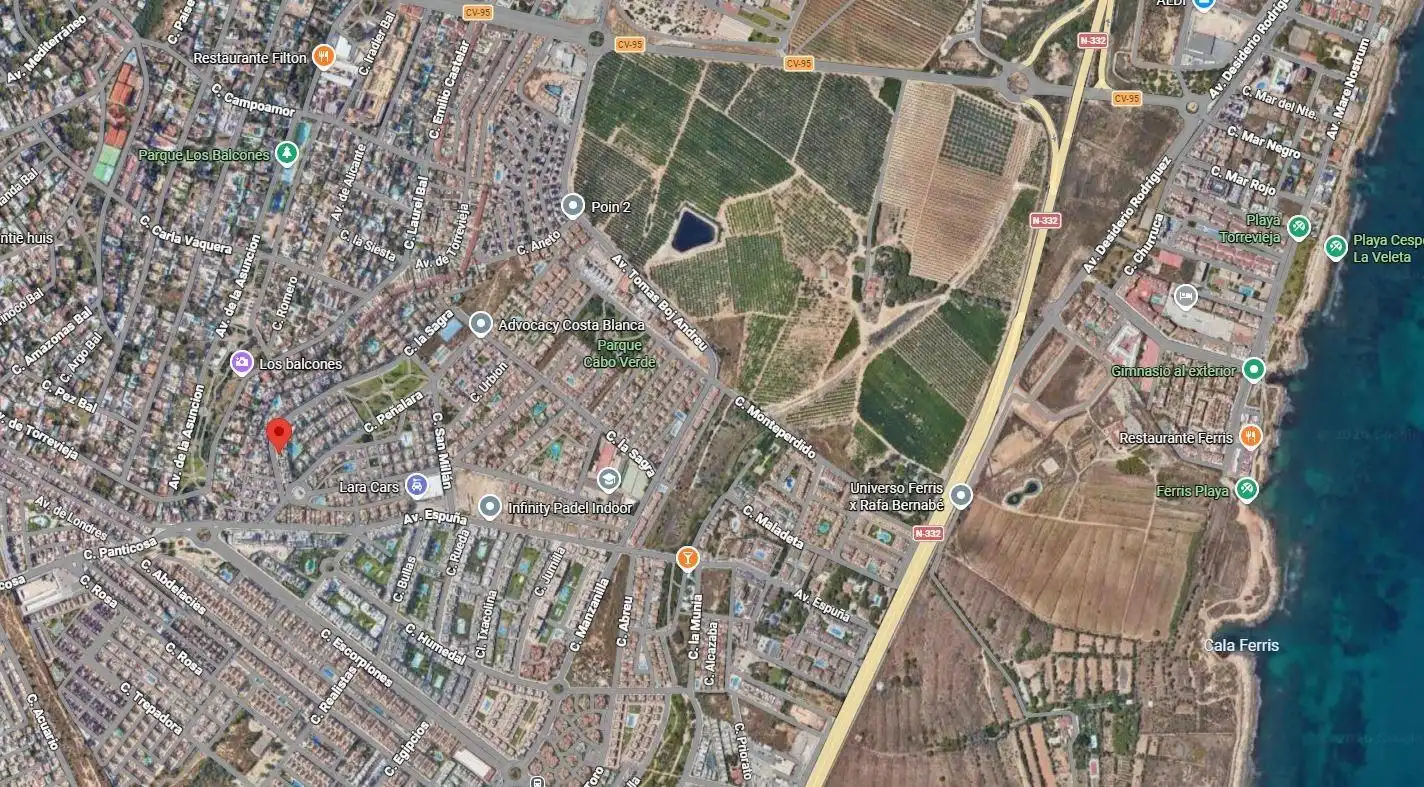 Vista exterior de Casa adosada en venda en Torrevieja amb Aire condicionat, Calefacció i Jardí privat