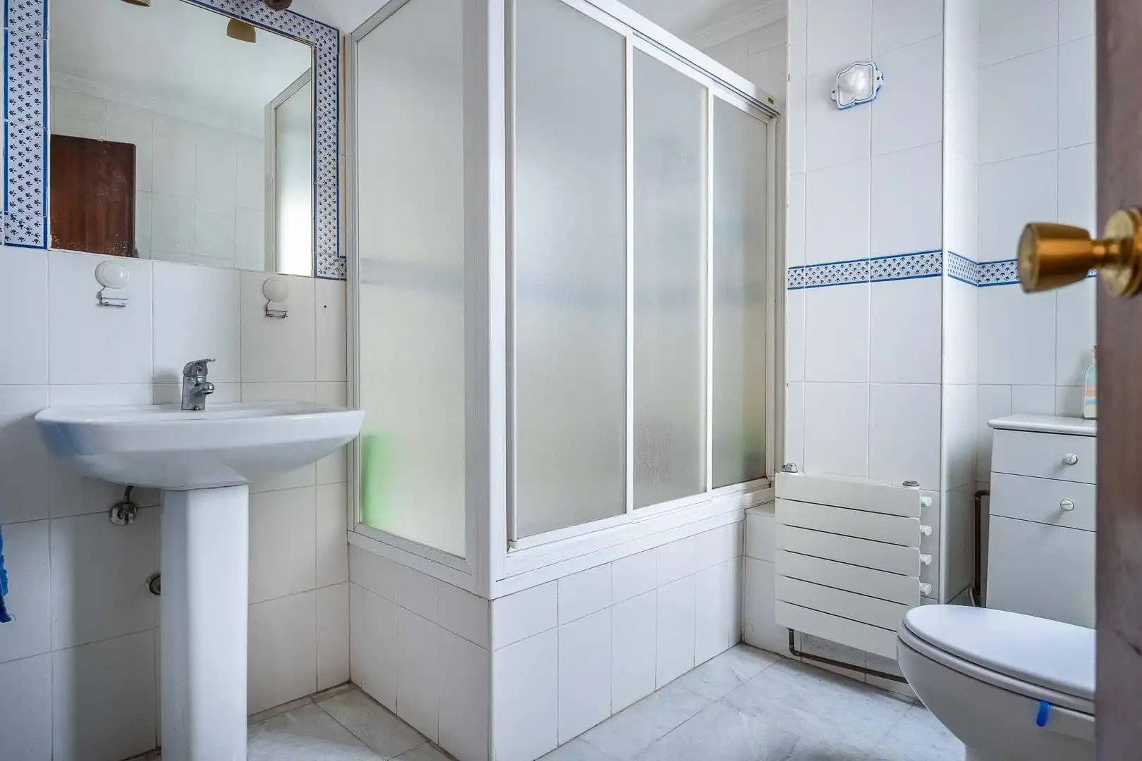 Bathroom of Flat for sale in Sevilla  with Air Conditioner, Terrace and Storage room