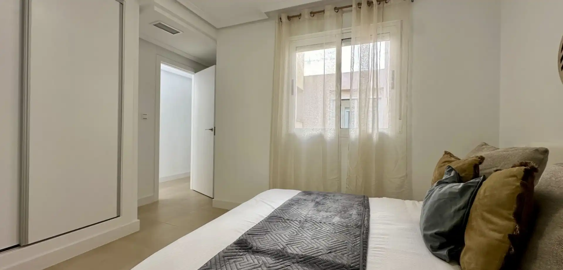 Dormitori de Apartament en venda en Torrevieja amb Aire condicionat, Terrassa i Moblat