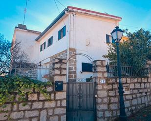 Vista exterior de Casa adosada en venda en El Tiemblo  amb Jardí privat