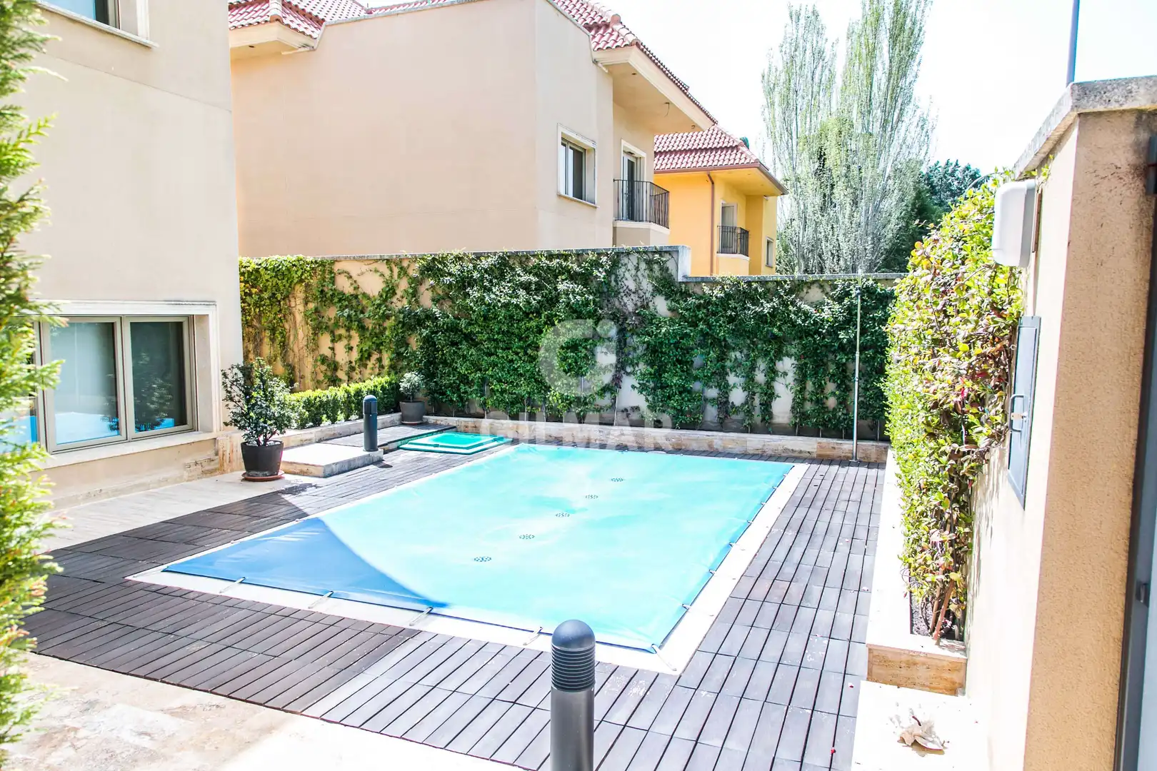 Piscina de Casa adosada en venda en Madrid amb Calefacció, Jardí privat i Piscina