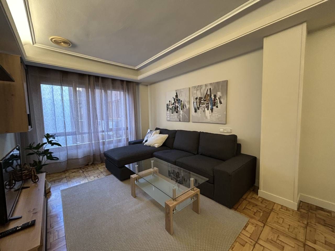 Sala d'estar de Pis en venda en Oviedo  amb Calefacció, Parquet i Moblat