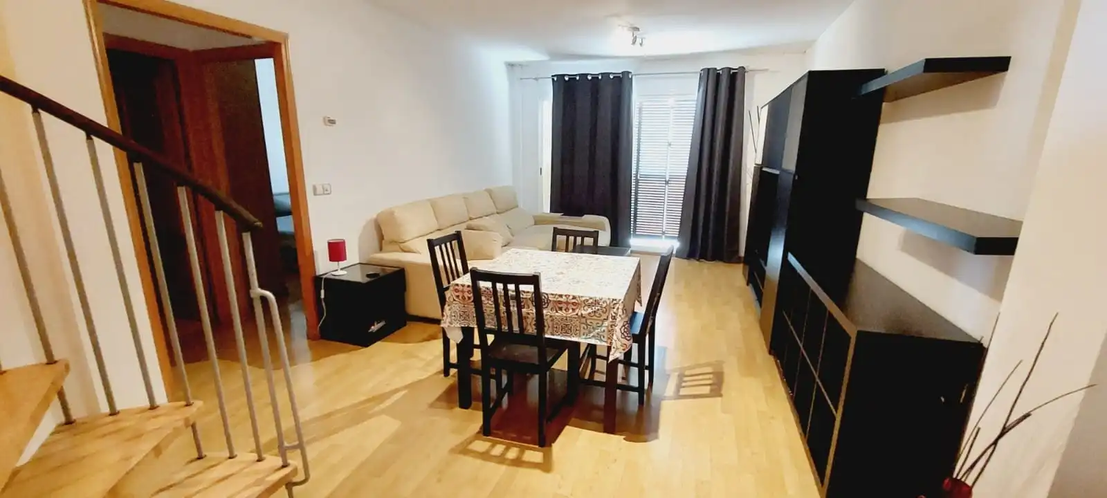 Sala de estar de Dúplex en venta en Dos Hermanas con Aire acondicionado, Parquet y Terraza