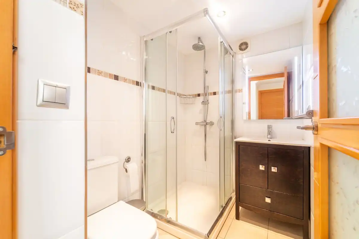 Baño de Apartamento de alquiler en Benalmádena con Aire acondicionado y Piscina comunitaria