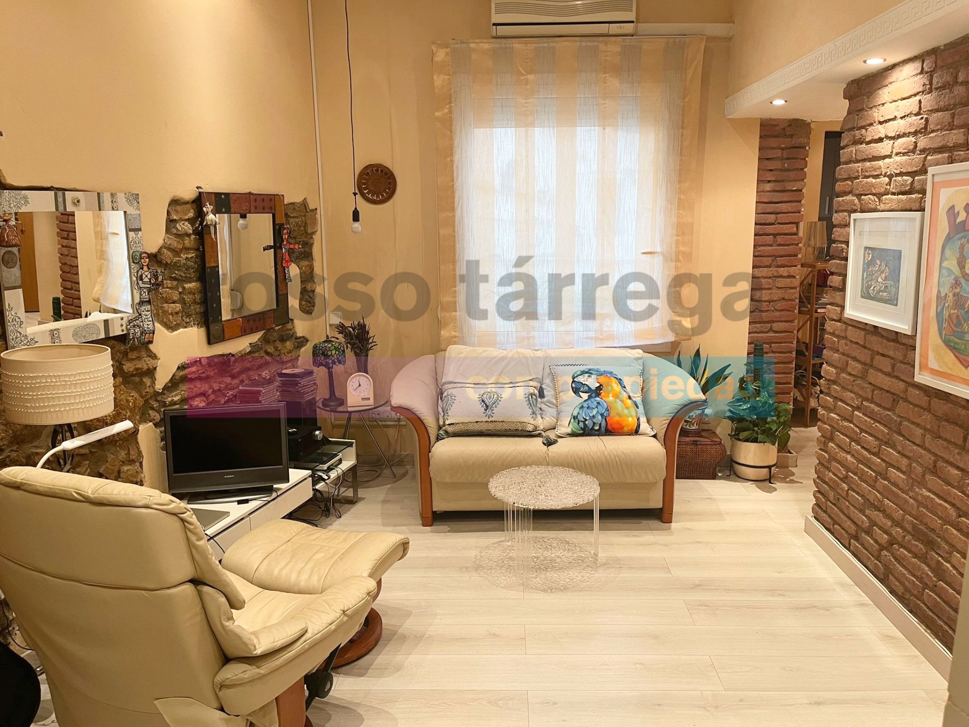 Sala d'estar de Planta baixa en venda en  Barcelona Capital amb Aire condicionat i Moblat