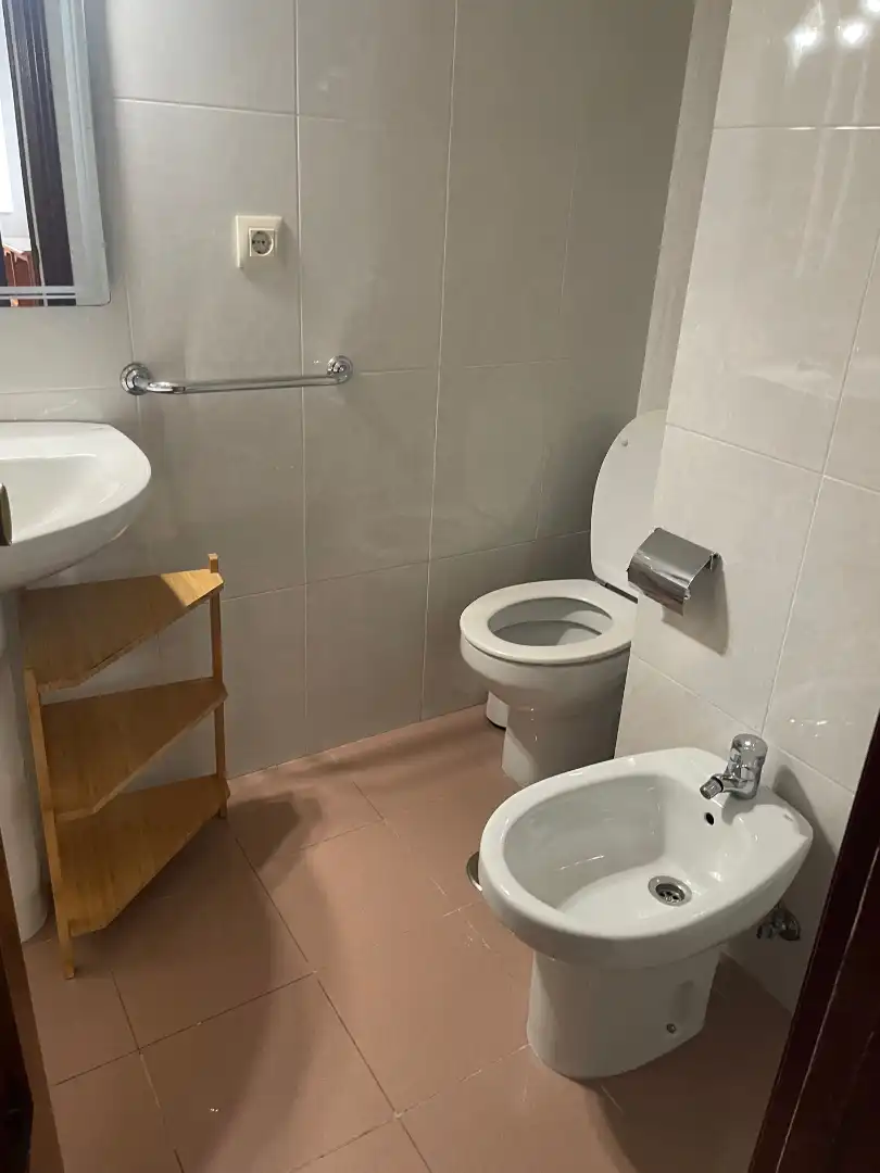 Baño de Piso de alquiler en Santiago de Compostela  con Amueblado
